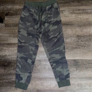 Splendid Women’s Joggers Camouflage Print Rayon Pant.